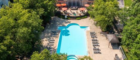 Außenpool (je nach Saison geöffnet), Liegestühle