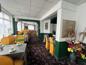 Petit déjeuner continental (7.50 GBP par personne)