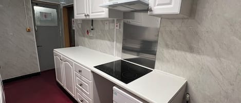 Full-size fridge, stovetop, cookware/dishes/utensils