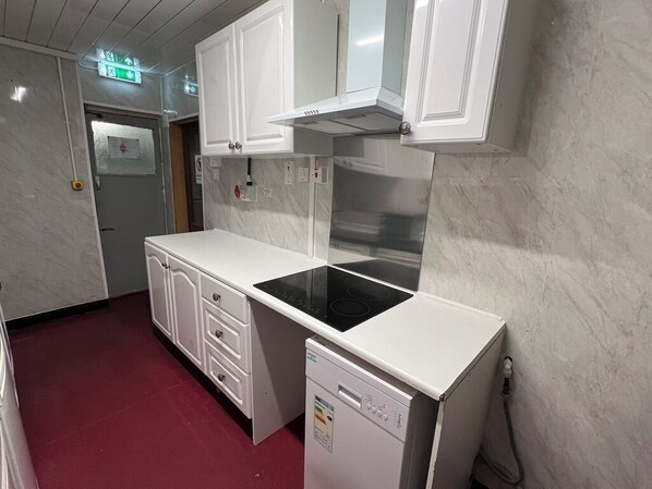 Full-sized fridge, stovetop, cookware/dishes/utensils -  South Cliff Hotel (Blackpool)