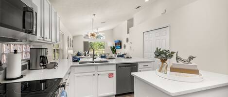 Frigorífico, microondas, horno y placa de cocina