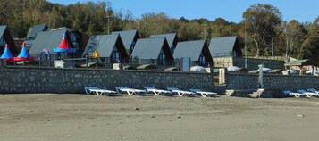 Playa privada, cabañas de uso gratuito, tumbonas y sombrillas
