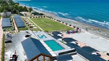 Una propiedad frente al mar con piscina, acceso directo a la playa y aparcamiento.