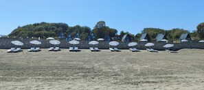 Playa privada, cabañas de uso gratuito, tumbonas y sombrillas