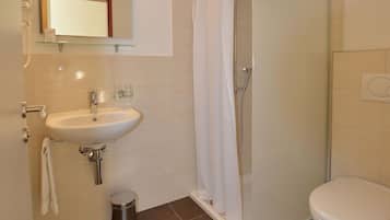 Dusche, Haartrockner, HandtĂŒcher, Seife