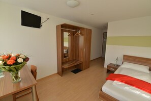 Quadruple Room | Desk, free WiFi