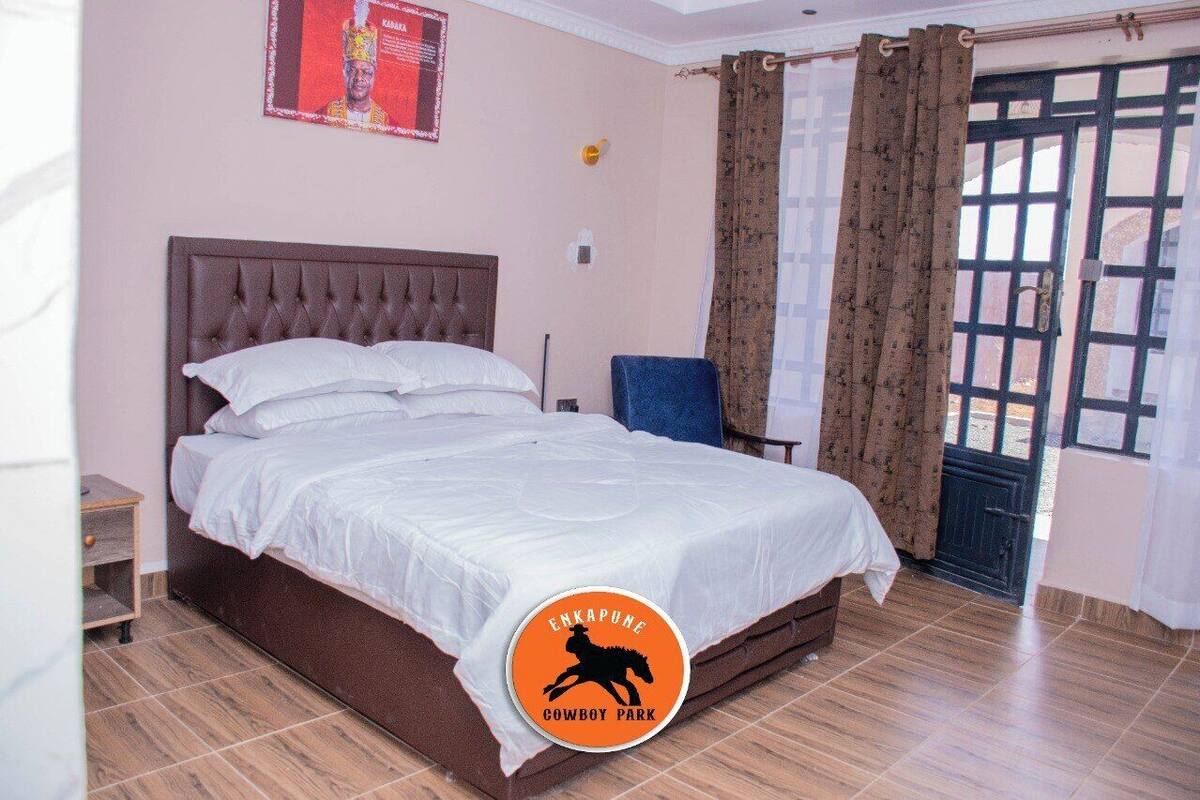 Un dormitorio con cama, una silla y un cartel en la pared.