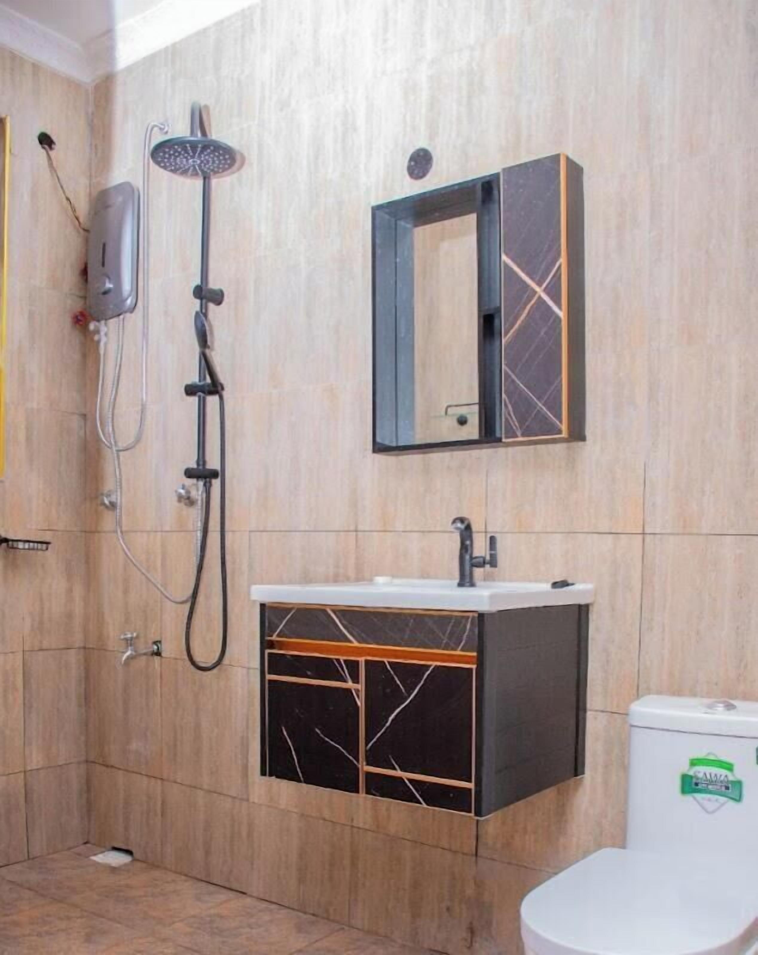 Quarto casal superior, vista para o jardim | Banheiro | Chuveiro, produtos de toalete grátis, chinelos, toalhas de banho