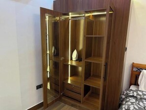 1 bedroom, internet, bed sheets