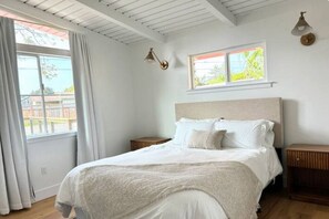 2 bedrooms, iron/ironing board, free WiFi, bed sheets - Pinky's Playhouse (McKinleyville)