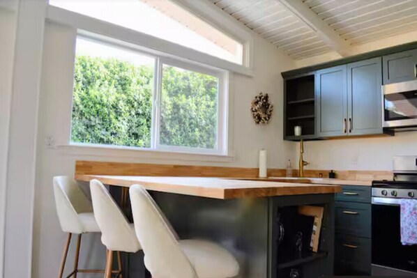 Fridge, microwave, oven, stovetop - Pinky's Playhouse (McKinleyville)