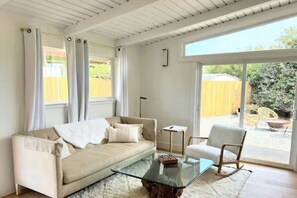 TV, video games, table tennis, books - Pinky's Playhouse (McKinleyville)