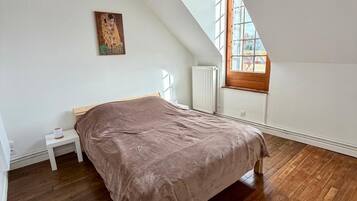 5 bedrooms, WiFi, bed sheets