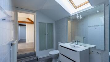 Doccia, sapone, carta igienica