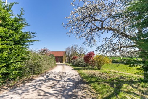 Country house - large garden/ terrace. Pets allowed