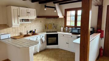 Een koelkast, een microgolfoven, een oven, een kookplaat