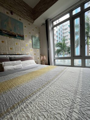 豪華開放式客房, 1 張加大雙人床, 可使用泳池, 城市景觀 | 遮光布/窗簾、免費無線上網、床單