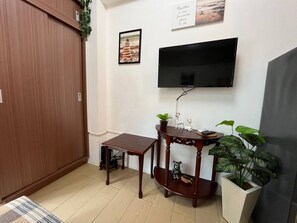Comfort Condo, 1 Queen Bed, Pets allowed, City View | Living area