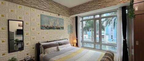 Bureau, espace de travail pour ordinateur portable, rideaux occultants