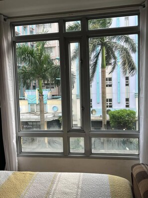 Deluxe-Studio, 1 Queen-Bett, Poolzugang, Stadtblick | Verdunkelungsvorhänge, kostenloses WLAN, Bettwäsche