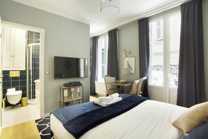 Departamento | Tabla de planchar con plancha y ropa de cama 