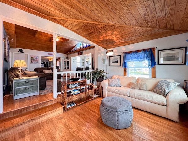 TV, books - 2 Unit Dog-Friendly Cottage and Bungalow (St. Augustine)