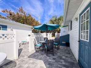 Outdoor dining - 2 Unit Dog-Friendly Cottage and Bungalow (St. Augustine)