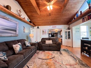 TV, books - 2 Unit Dog-Friendly Cottage and Bungalow (St. Augustine)