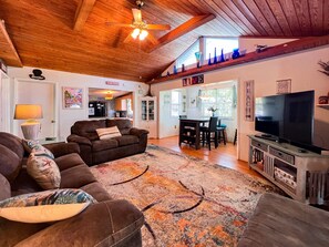 TV, books - 2 Unit Dog-Friendly Cottage and Bungalow (St. Augustine)