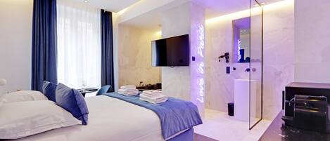 1 habitación, tabla de planchar con plancha y ropa de cama