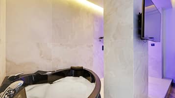 Appartamento | Bagno | Vasca, asciugacapelli, asciugamani, sapone