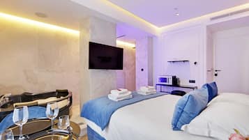 Iron/ironing board, bed sheets