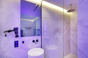 Apartment | Bathroom | Bathtub, hair dryer, towels, soap