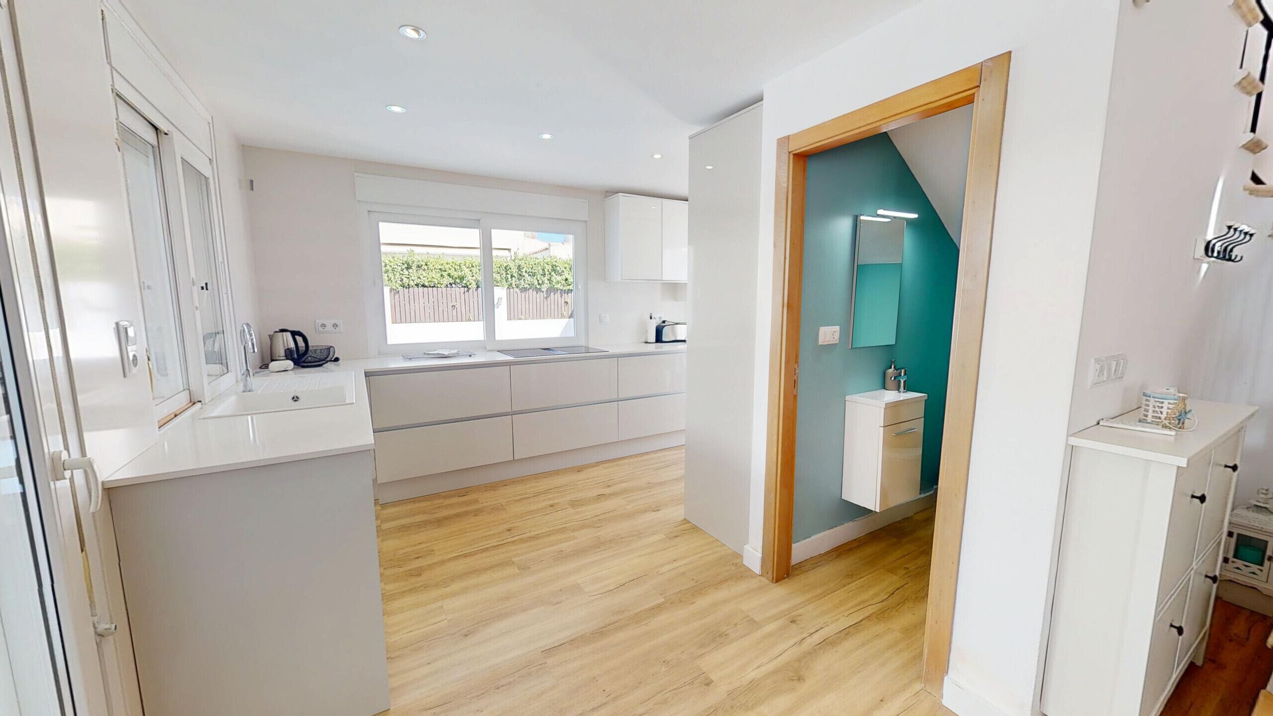 Een koelkast, een microgolfoven, een oven, een vaatwasser