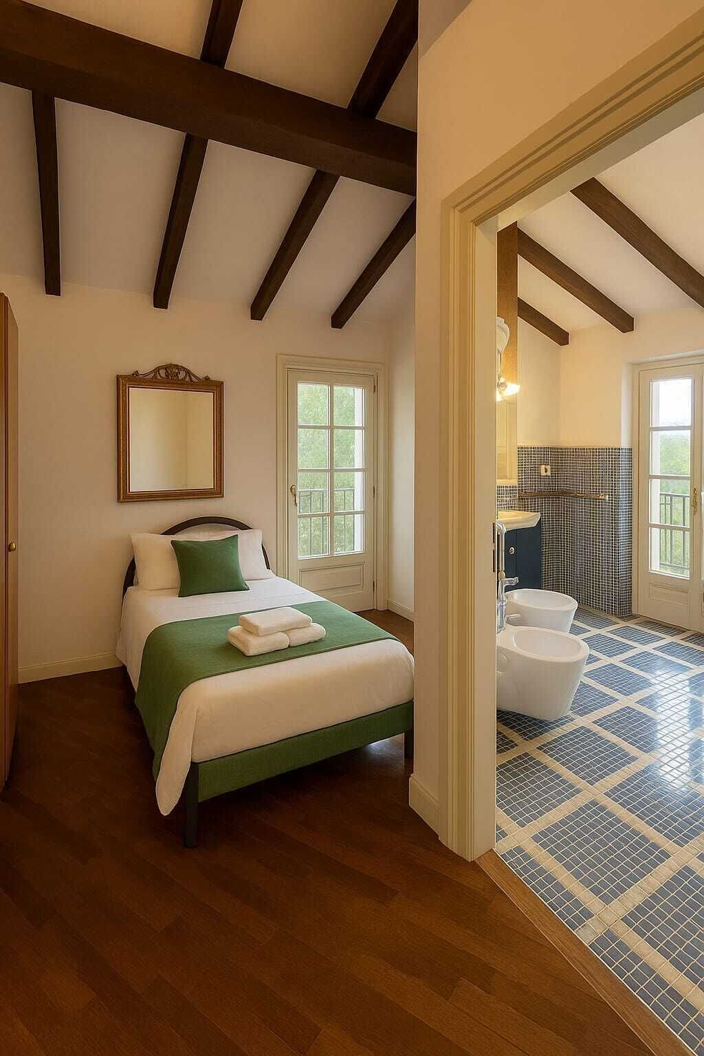 Ein Schlafzimmer mit Bett, Spiegel und Blick in ein Badezimmer mit gefliestem Boden.