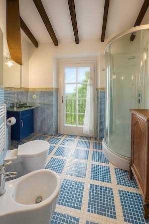 Luxury Triple Room, Garden View | Bathroom
