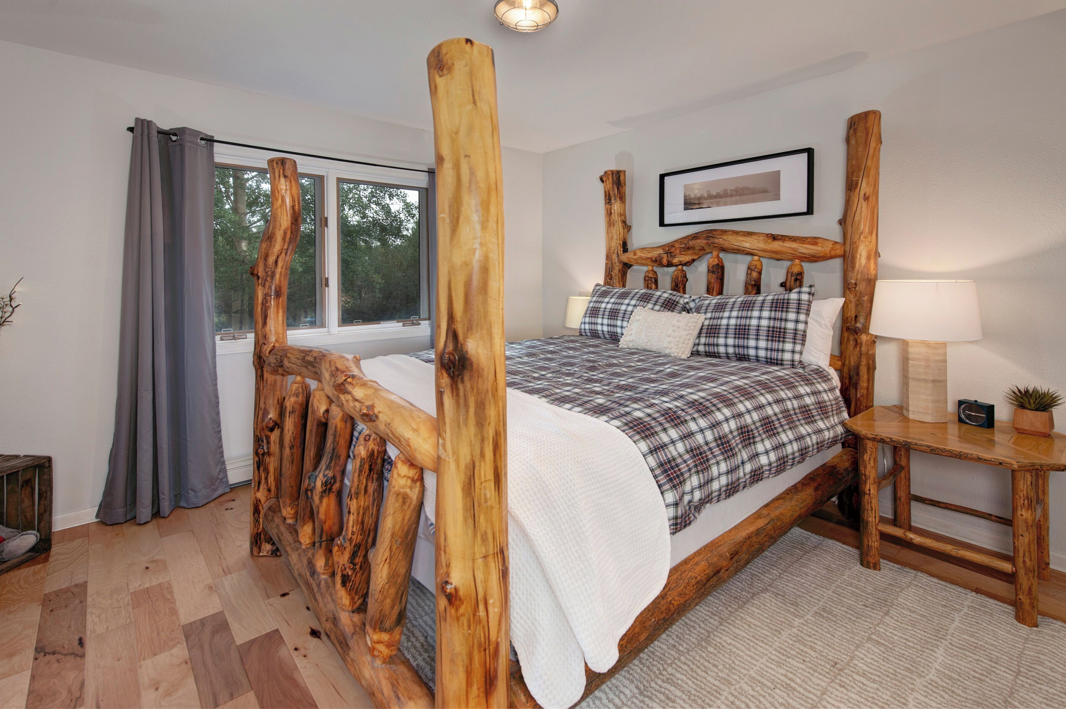 4 habitaciones, escritorio y tabla de planchar con plancha 