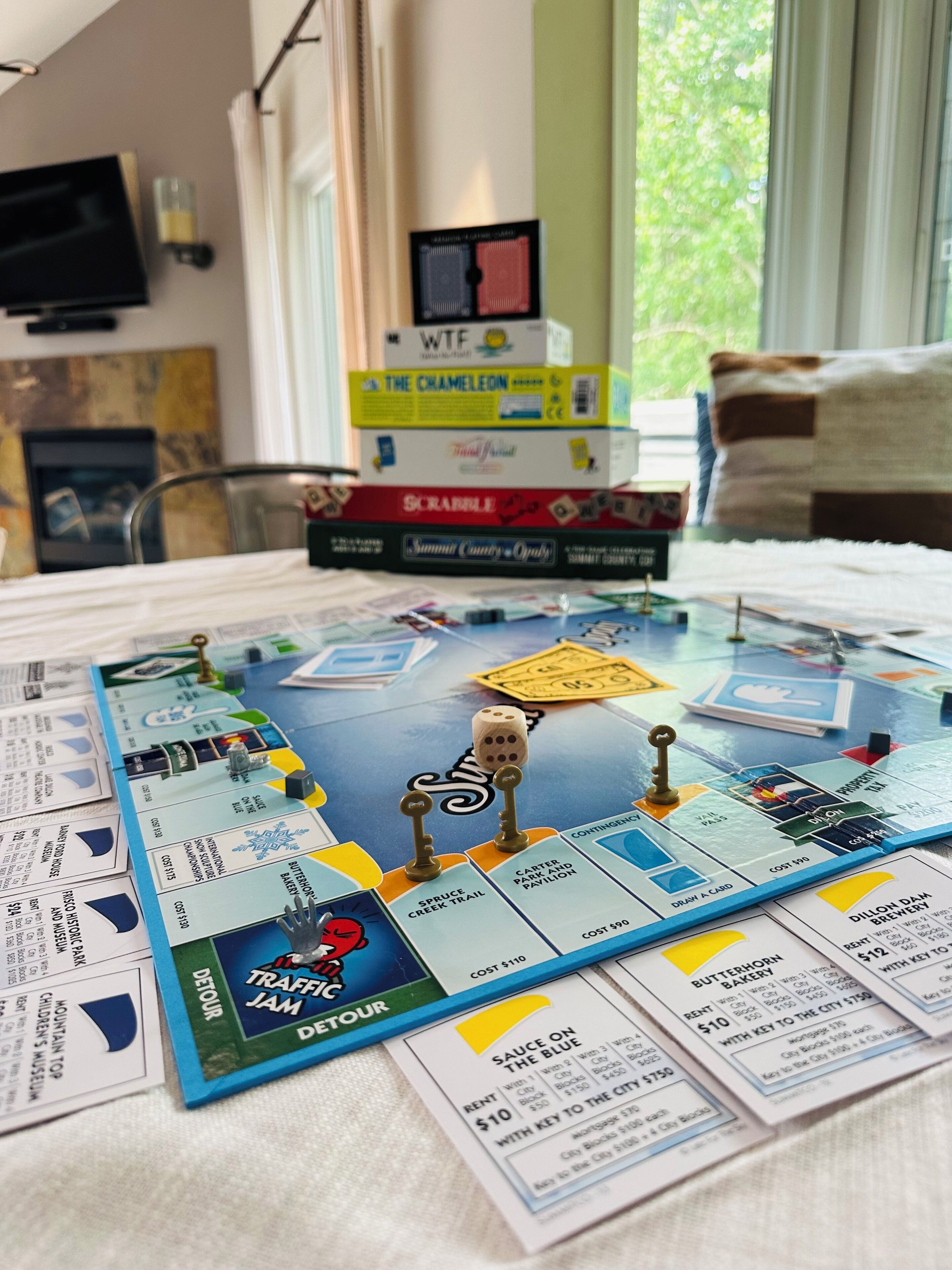 4 habitaciones, escritorio y tabla de planchar con plancha 