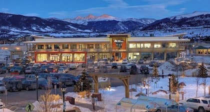 Mountain Modern Loft I Pet Friendly I Walk to Whole Foods I Skating Pond Access