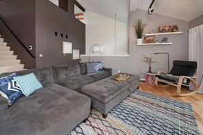 Smart TV, fireplace, books, stereo - Mountain Modern Open Concept Townhouse - Fam + Pet Friendly, Walk to Outer Range (Frisco)