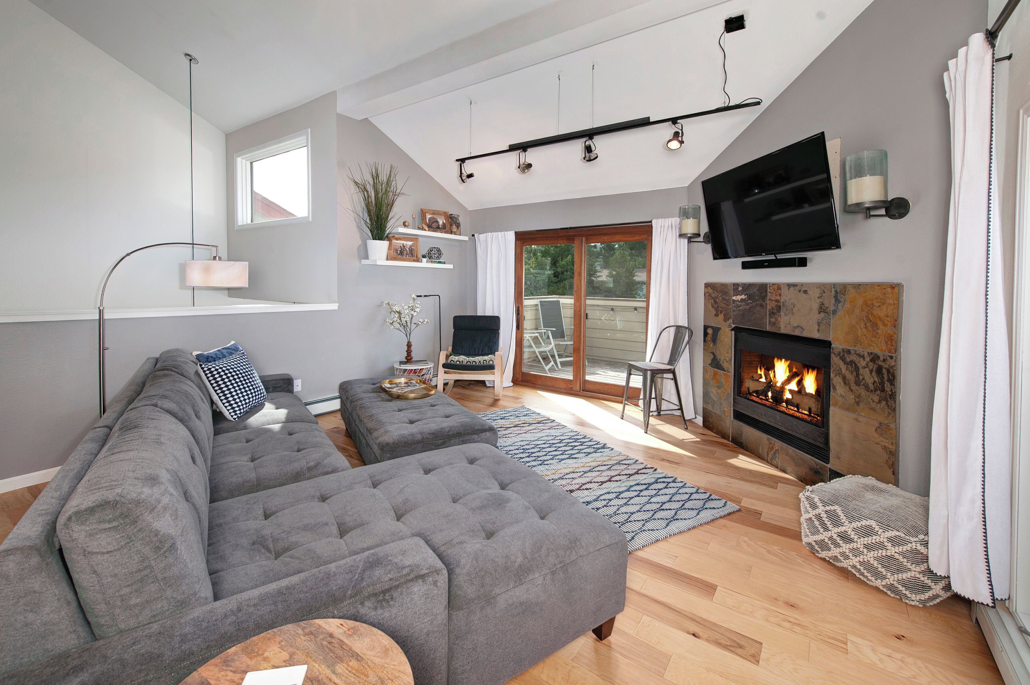 Smart TV, chimenea, libros y estéreo 