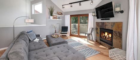 Smart TV, fireplace, books, stereo
