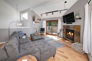 Smart TV, chimenea, libros y estéreo