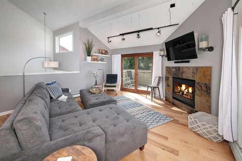 Mountain Modern Open Concept Townhouse - Fam + Pet Friendly, Walk to Outer Range