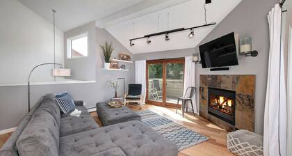 Mountain Modern Open Concept Townhouse - Fam + Pet Friendly, Walk to Outer Range