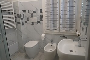 Shower, hair dryer, bidet, towels - Casa Giovanna, cozy rental in the most beautiful neighborhood of Rome (Roma)