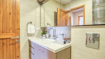 Alloggio su due livelli, 3 camere da letto, cucina, vista montagna | Bagno | Doccia, set di cortesia gratuito, asciugacapelli, asciugamani