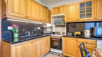 Refrigerador con freezer, microondas, horno, placa de cocina