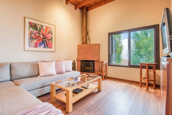 Duplex, 3 Bedrooms, Kitchen, Mountain View | Living room