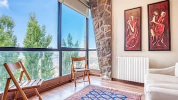 Dúplex, 3 habitaciones, cocina, vista a la montaña | Sala de estar | Televisión de 45 pulgadas con canales por cable